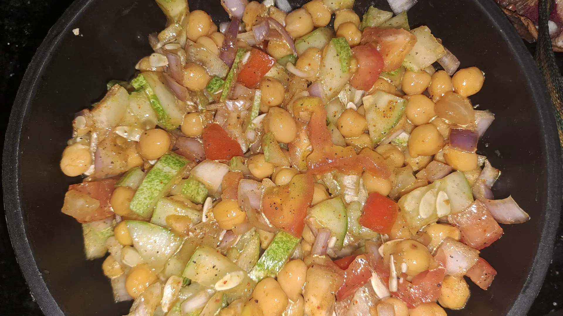 A cook's photo of हेल्दी चना सलाद